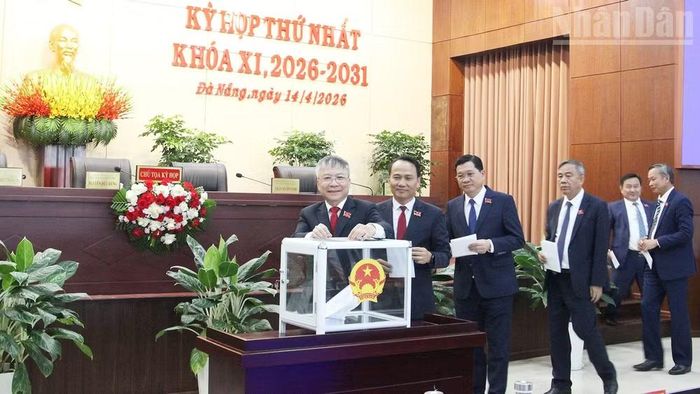 Đại biểu bỏ phiếu bầu các chức danh tại Kỳ họp.