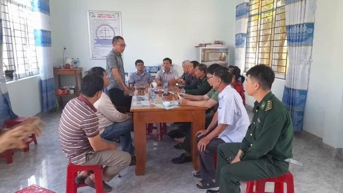 Cán bộ Đồn Biên phòng Tuy Hòa vận động ngư dân ký cam kết không vi phạm các quy định khi khai thác hải sản trên biển.