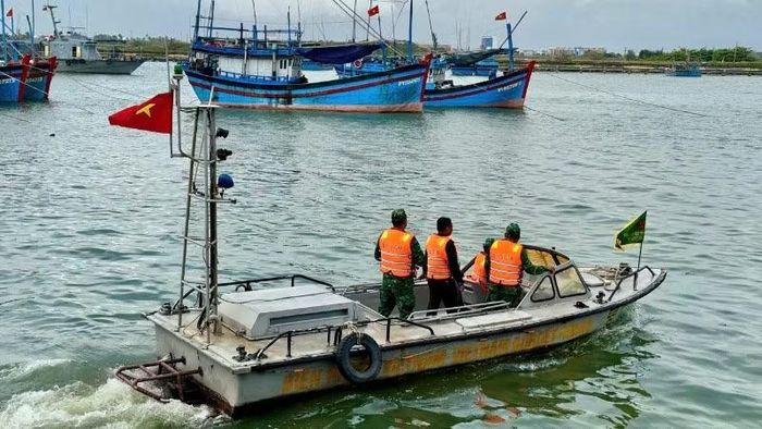 Cán bộ, chiến sĩ Đồn Biên phòng Tuy Hòa tuần tra, kiểm soát tại khu vực cửa biển Đà Rằng.