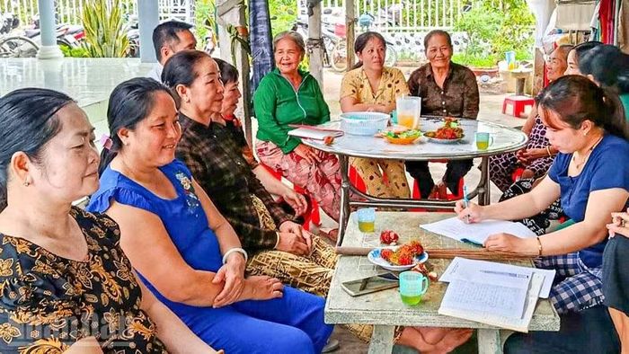 Phụ nữ ấp Lò Rèn, xã Vĩnh Thuận phấn khởi khi được tiếp cận nguồn vốn ưu đãi để phát triển kinh tế gia đình.