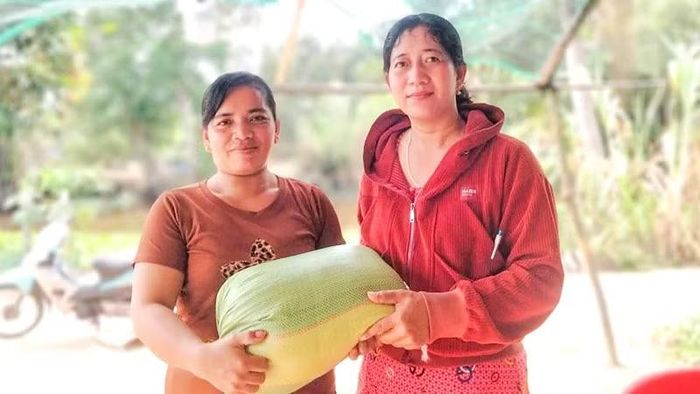 Đại diện Chi hội Phụ nữ ấp An Thạnh (bên phải), xã U Minh Thượng tặng gạo cho hội viên khó khăn, một nét đẹp của tinh thần tương thân tương ái.