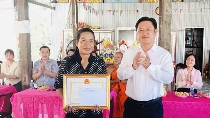 Chủ tịch Ủy ban nhân dân xã Vĩnh Mỹ tặng quà và giấy khen cho các cá nhân là người Khmer có uy tín.