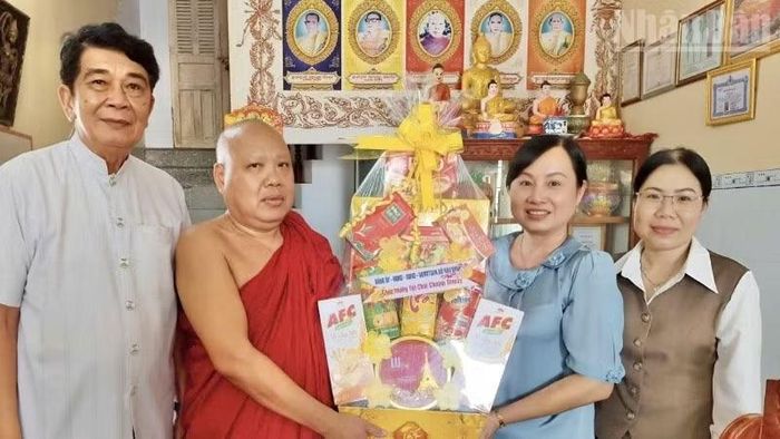 Đồng chí Đỗ Ái Lam (thứ hai, bên phải), Chủ tịch Ủy ban nhân dân xã Hòa Bình, tặng quà Tết cho các Thượng tọa trụ trì tại các chùa Khmer và các cá nhân có uy tín trên địa bàn.