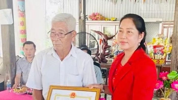 Đồng chí Lê Kim Thúy, Bí thư Đảng ủy xã Vĩnh Mỹ, tặng quà và giấy khen cho các cá nhân là người Khmer có uy tín tại địa phương.