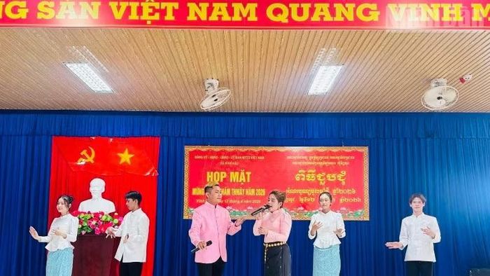Nhiều xã, phường có đông đồng bào Khmer tổ chức họp mặt và các hoạt động văn nghệ vui tươi, đầm ấm.
