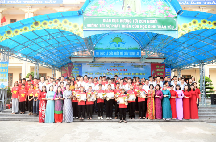 Đại biểu cùng thí sinh đoạt giải trong Cuộc thi “Em yêu biển, đảo quê hương”.