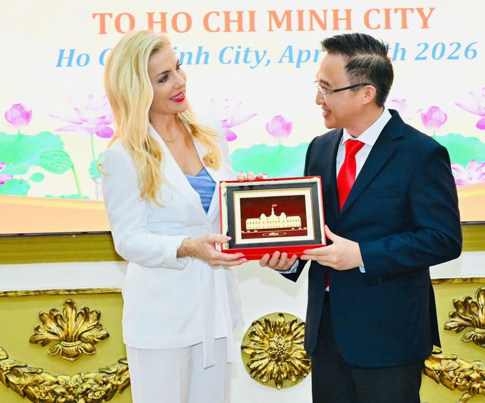  Phó Bí thư Thành ủy TPHCM Đặng Minh Thông tặng quà lưu niệm đến Bộ trưởng Bộ Văn hóa Slovakia. Ảnh: VIỆT DŨNG 