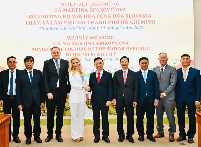  Các đại biểu chụp ảnh lưu niệm. Ảnh: VIỆT DŨNG 