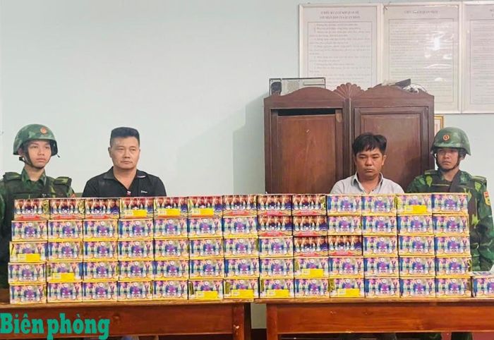 Đối tượng và pháo lậu qua biên giới bị Đoàn Đặc nhiệm miền Nam phối hợp bắt giữ quả tang. Ảnh: Đơn vị cung cấp