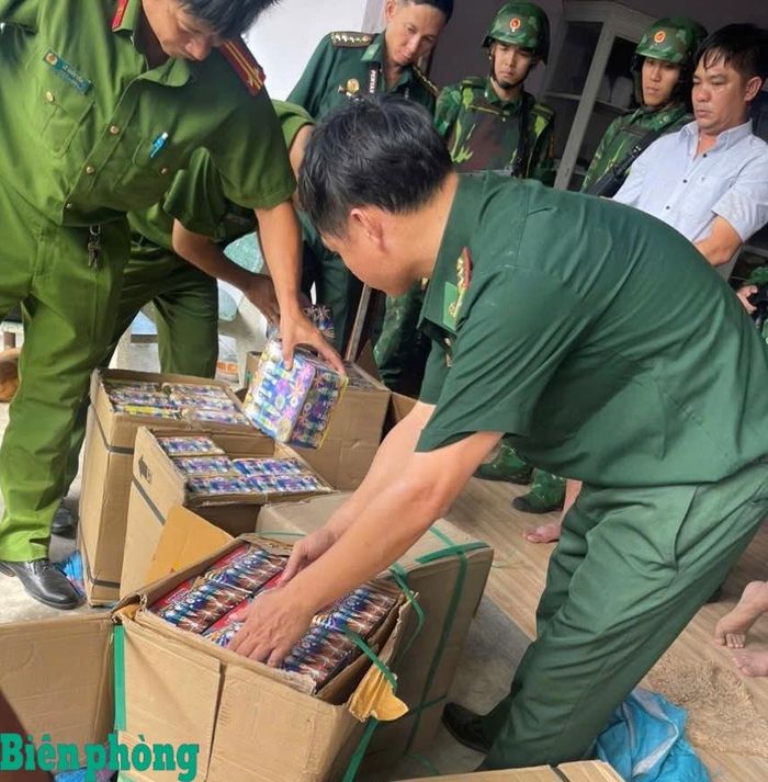 Hàng lậu qua biên giới bị Đoàn Đặc nhiệm miền Nam phối hợp với cơ quan chức năng thu giữ. Ảnh: Đơn vị cung cấp