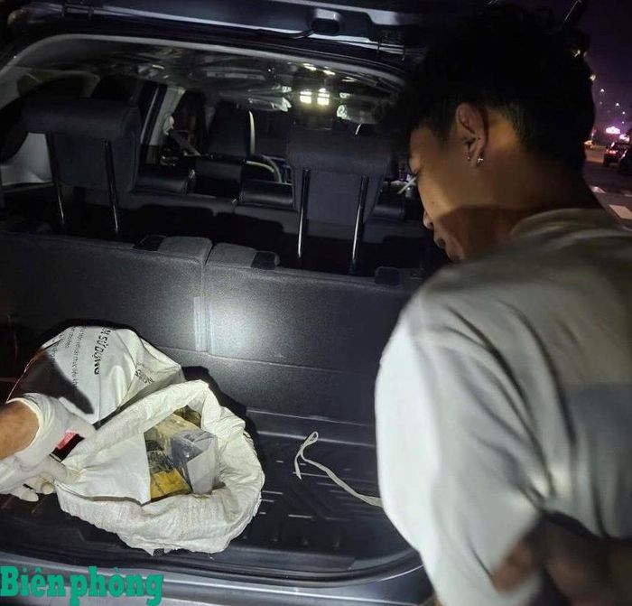 Đối tượng sử dụng ô tô vận chuyển hàng lậu bị Đoàn Đặc nhiệm miền Nam phối hợp với cơ quan chức năng bắt giữ quả tang. Ảnh: Đơn vị cung cấp