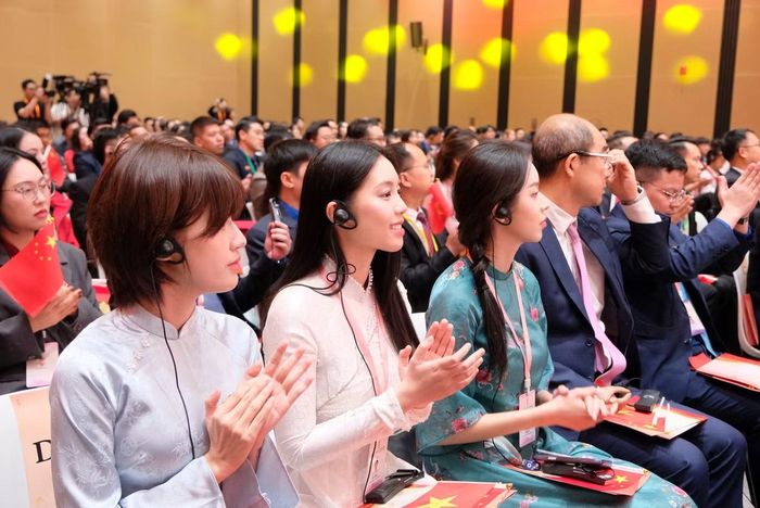 Hoa hậu Huỳnh Thị Thanh Thủy (thứ 3 từ trái sang), Á hậu Trần Ngọc Châu Anh (thứ 2 từ trái sang) tại chương trinh. Ảnh: Lưu Trinh