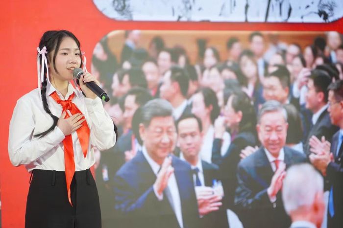 Em Lê Phương Bảo Ngọc (lớp 9A2.1, Trường THCS Ngô Sĩ Liên, phường Cửa Nam, Hà Nội) đại diện cho thiếu nhi Việt Nam trình bày tham luận. Ảnh: Lưu Trinh