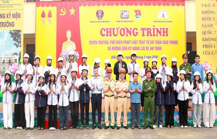 Trao tặng mũ bảo hiểm đạt chuẩn cho học sinh.