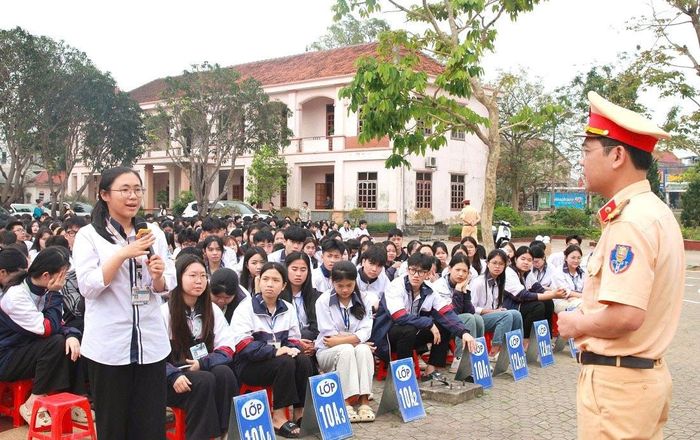 Học sinh đặt câu hỏi về ATGT học đường.