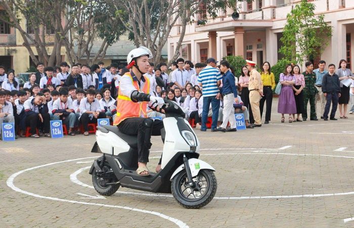 Học sinh thực hành kỹ năng lái xe an toàn.