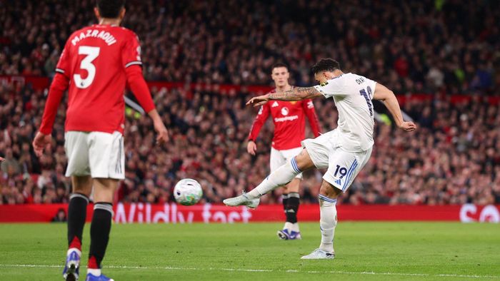 Phút 29, lại là Okafor volley ngoài vòng cấm, bóng khẽ chạm Yoro đổi hướng bay vào lưới