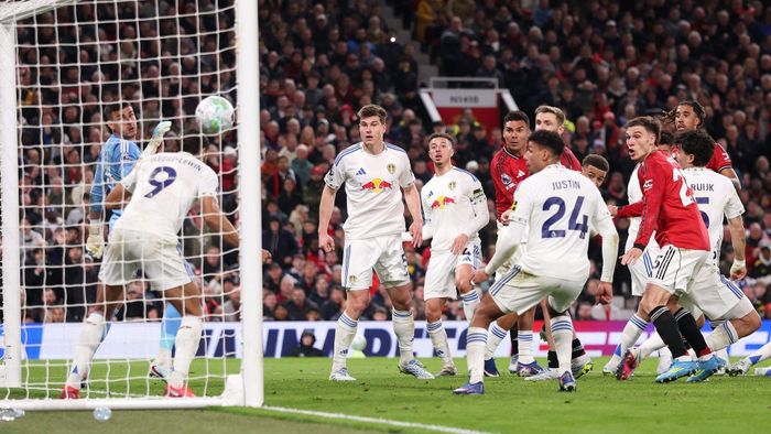 Casemiro suýt lập cú đúp nhưng pha đánh đầu bị Calvert-Lewin phá ra ngay trên vạch vôi