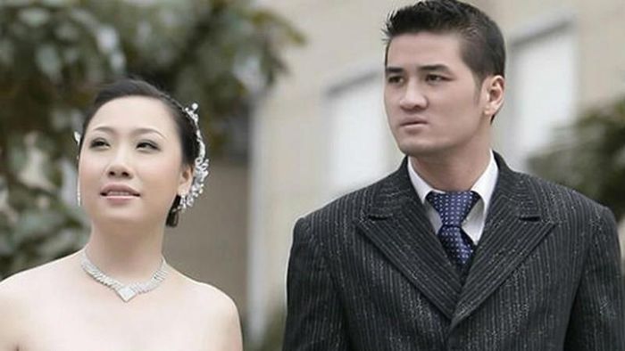 Ca sĩ Hiền Anh (giải Nhì Sao Mai 2009) kết hôn với cựu trung vệ Nguyễn Mạnh Dũng. Họ quen nhau qua buổi cà phê tình cờ và về chung một nhà chỉ sau hơn 2 tháng tìm hiểu. Dù trải qua nhiều sóng gió về tài chính và sự nghiệp, cặp đôi vẫn xây dựng được tổ ấm viên mãn, cùng kinh doanh tổ chức sự kiện âm nhạc và nuôi dạy các con.