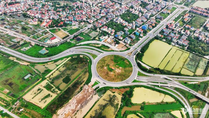 Chuyên gia cho rằng, cần cơ cấu lại đầu tư công, chuyển đổi số thực chất trong lĩnh vực thuế. Ảnh: Hoàng Hà