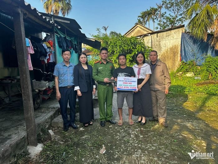 Đại diện báo VietNamNet cùng lãnh đạo địa phương trao số tiền 152.039.155 đồng, tấm lòng bạn đọc gửi tới gia đình anh Trịnh Văn Kỳ