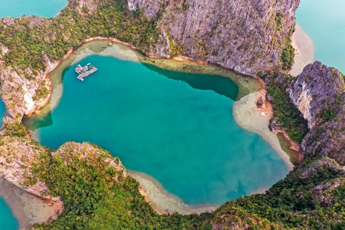 Hang Tai Kéo - điểm kayak nổi tiếng trong khu vực vịnh Lan Hạ. Ảnh: Ánh Dương