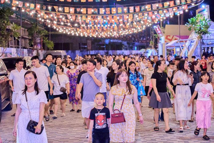 Chợ đêm VUI-Fest - “tọa độ” không thể bỏ lỡ khi đến với Cát Bà. Ảnh: Ánh Dương