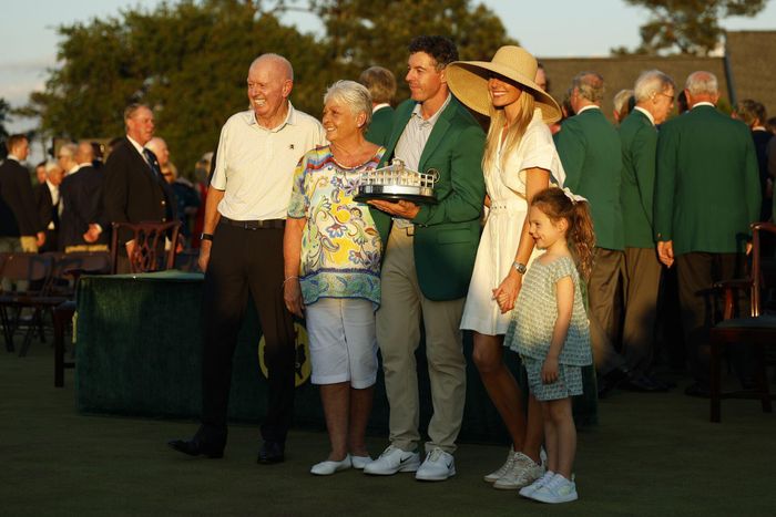 McIlroy cùng gia đình khi giành The Masters. Ảnh: EFE
