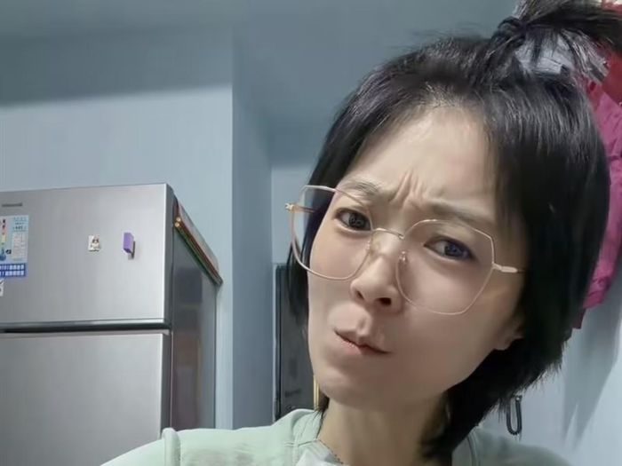 Ngoại hình gầy gò, đáng lo ngại của nữ ca sĩ.