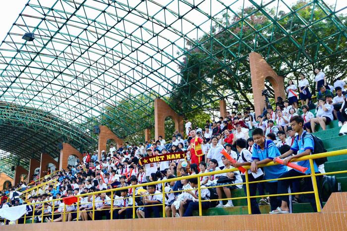 Khán đài trận chung kết U15 quốc gia- Cup Modern 2026 bùng cháy hơn nhờ lực lượng CĐV đông đảo.