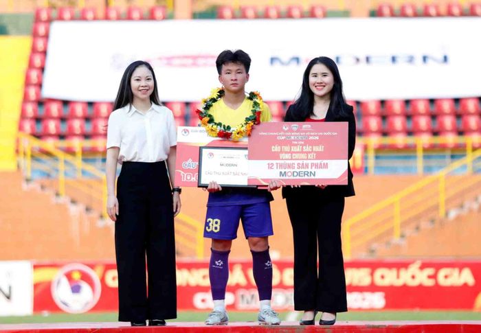 Nhà vô địch cũng sở hữu Cầu thủ xuất sắc nhất giải của Trần Huy Huỳnh