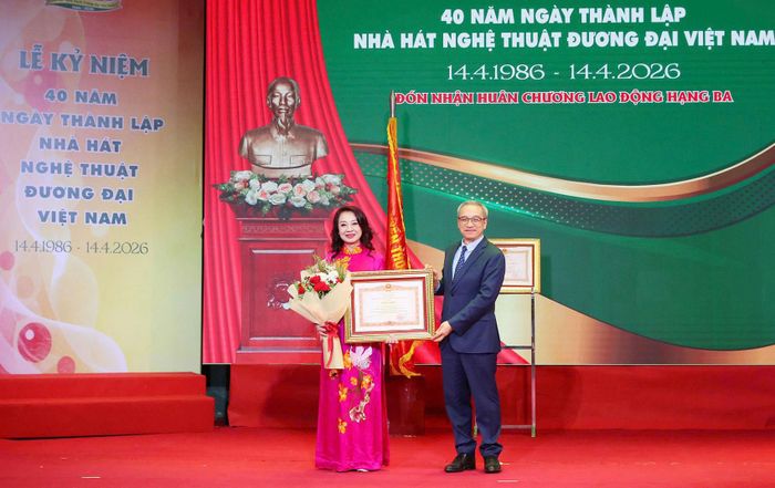 Ông Phan Tâm - Thứ trưởng Bộ VHTTDL trao tặng Bằng khen của Thủ tướng Chính phủ cho NSƯT Quỳnh Trang - Giám đốc Nhà hát Nghệ thuật Đương đại Việt Nam.