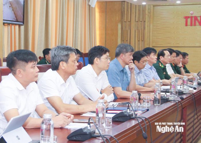 Lãnh đạo các sở, ngành, đơn vị tham gia hội nghị. Ảnh: Mai Hoa
