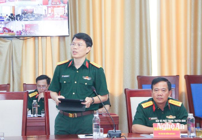 Đại tá Nguyễn Hồng Lợi - Phó Chính ủy Bộ Chỉ huy Quân sự tỉnh Nghệ An chia sẻ kinh nghiệm phối hợp giữa các lực lượng trong phòng chống thiên tai với phương châm "4 tại chỗ". Ảnh: Mai Hoa