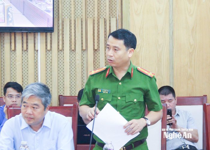 Thượng tá Lê Thanh Bình - Phó trưởng Phòng Cảnh sát phòng cháy chữa cháy và cứu nạn, cứu hộ, Công an tỉnh báo cáo việc tham gia của lực lượng Công an trong công tác phòng, chống thiên tai. Ảnh: Mai Hoa