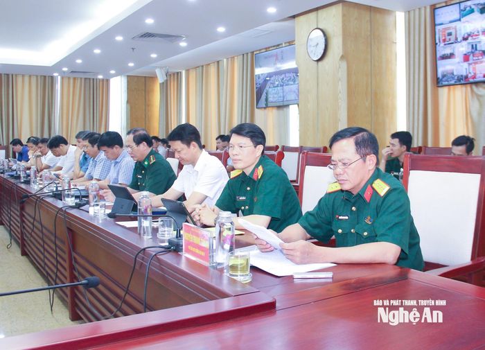 Lãnh đạo Quân khu IV và các sở, ngành tỉnh Nghệ An tham gia hội nghị. Ảnh: Mai Hoa