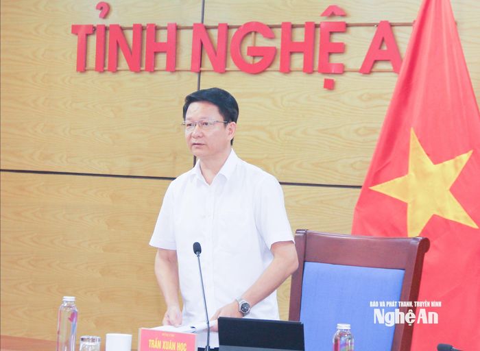Đồng chí Trần Xuân Học - Phó Giám đốc Sở Nông nghiệp và Môi trường điều hành chương trình thảo luận tại hội nghị. Ảnh: Mai Hoa