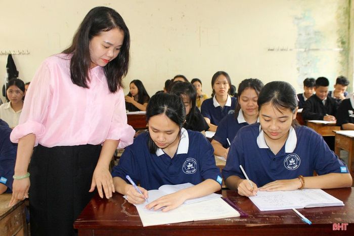  Cô Nguyễn Thị Cẩm Vân (Trường THCS Hà Linh, thuộc xã Hà Linh) cho biết: “Chúng tôi luôn mong muốn có thêm thời gian để kèm cặp, ôn luyện cho học sinh, nhất là với các em cuối cấp. Tuy nhiên, quỹ thời gian cũng như quy định hiện hành còn nhiều hạn chế. Vì vậy, nếu có cơ chế phù hợp, linh hoạt, giáo viên sẽ chủ động hơn trong việc hỗ trợ học sinh, nâng cao hiệu quả ôn tập”. 