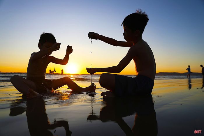 Với lợi thế bãi biển dài, cát trắng mịn, độ thoải lớn cùng nguồn hải sản phong phú, Hải Ninh đang từng bước khẳng định sức hút riêng.