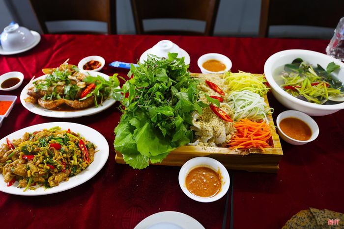 Hiện nay trên địa bàn phường có 14 hộ kinh doanh hải sản với nhiều sự lựa chọn hấp dẫn cho du khách.