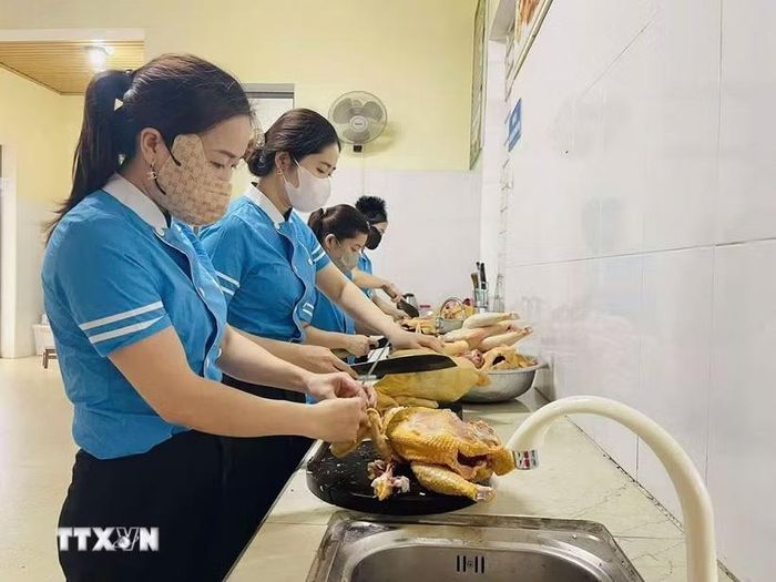 Các nhà trường luôn chủ động kiểm soát chất lượng, nguồn gốc thực phẩm tại bếp ăn bán trú. (Ảnh: TTXVN phát)