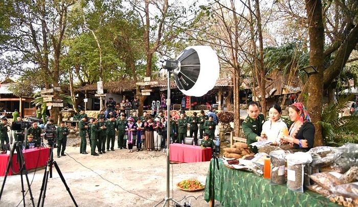 Cán bộ biên phòng hướng dẫn người dân ở bản Sin Suối Hồ (Lai Châu) cách phát trực tiếp (live stream) bán hàng online.