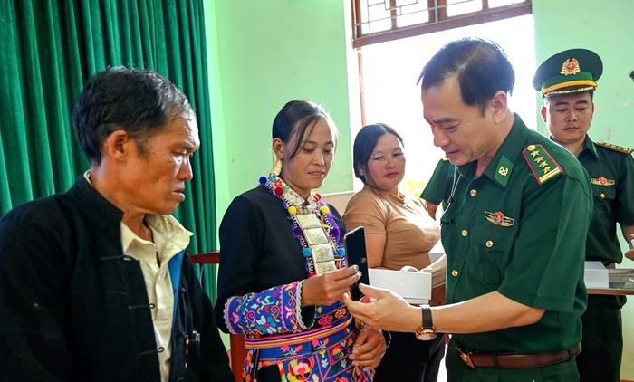 Đại tá Nguyễn Văn Hưng, Bí thư Đảng ủy, Chính ủy Ban chỉ huy Bộ đội Biên phòng tỉnh Lai Châu tặng điện thoại thông minh cho nhân dân tại bản Sì Choang, xã Sì Lở Lầu (Lai Châu).