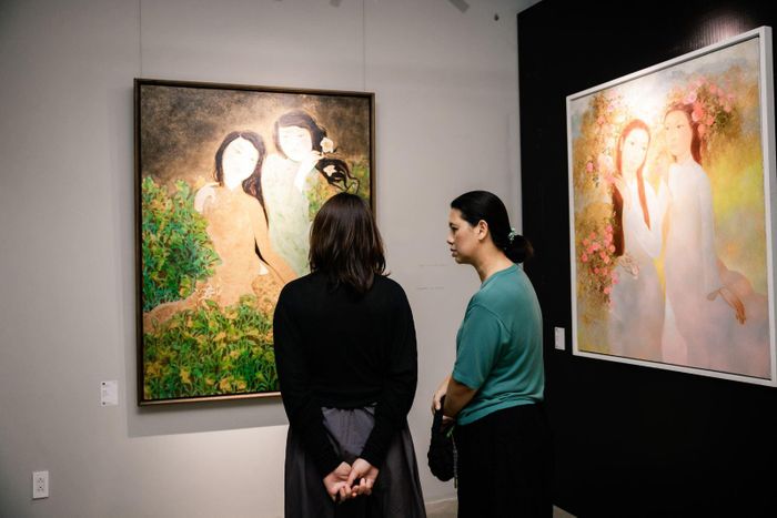 Khách xem triển lãm tranh.