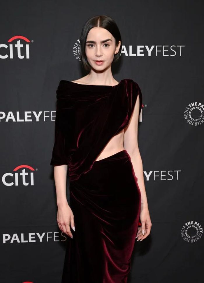  Lily Collins xuất hiện với mái tóc bob mượt đặc trưng cùng lớp móng trắng tinh tế. Ảnh: Getty Images