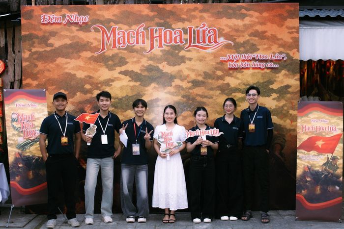 Đêm nhạc “Mạch hoa lửa - Một thời hoa lửa hóa bản hùng ca” đưa người tham dự trở về với những ký ức hào hùng của một thời kháng chiến. Ảnh: MẾN NGUYỄN