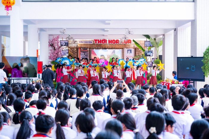 Hơn 900 học sinh Trường THCS Hồ Nghinh tham gia chương trình ngoại khóa “Ký ức thời hoa lửa”. Ảnh: MẾN NGUYỄN
