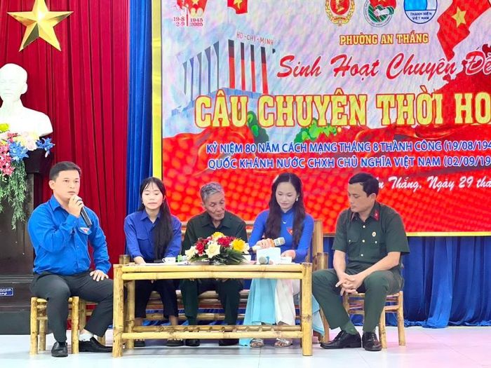 Đoàn phường An Thắng tổ chức giao lưu với nhân chứng lịch sử khơi dậy niềm tự hào. Ảnh: MẾN NGUYỄN