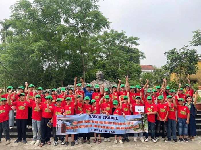 Liên đội Trường Tiểu học Phan Đăng Lưu tham quan Nhà lưu niệm Bà mẹ Việt Nam anh hùng Nguyễn Thị Thứ.