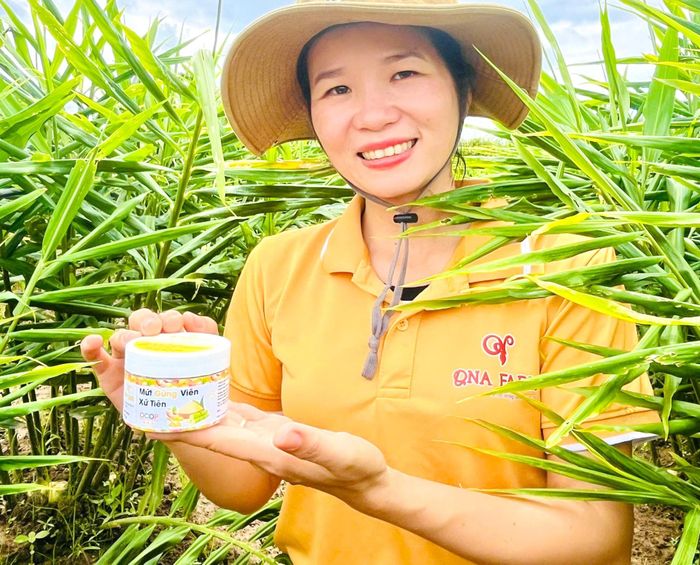 Chị Phạm Thị Mỹ Nương, Giám đốc Hợp tác xã Sản xuất thương mại dịch vụ QNa Farm với sản phẩm mứt gừng viên đạt OCOP 3 sao. Ảnh: X.Đ